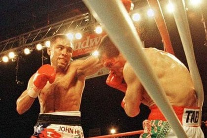En 1996, Julio César Chávez perdió por segunda vez en su carrera ante Óscar de la Hoya (Foto: AFP)