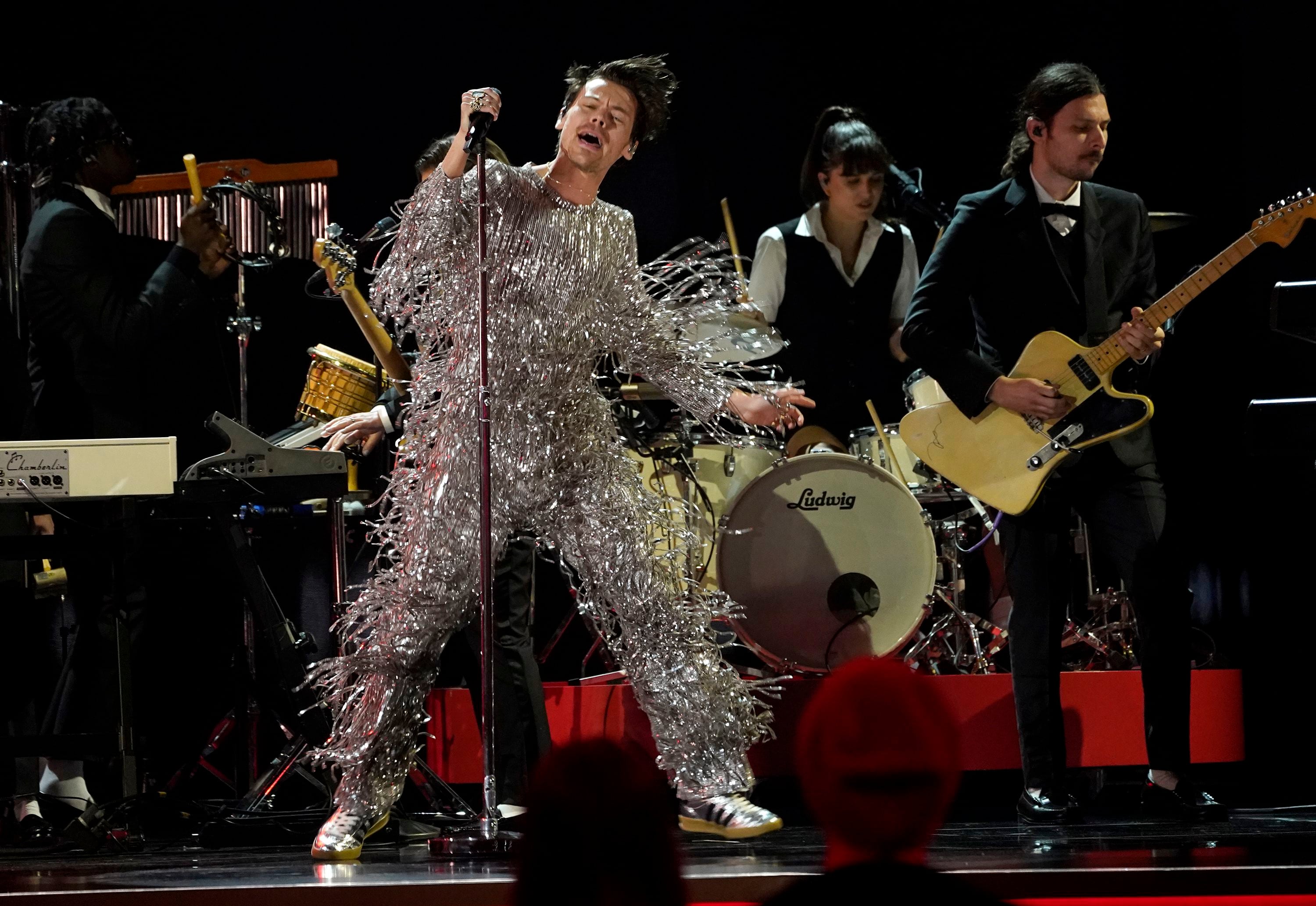 Harry Styles interpreta "As It Was" en la 65a entrega anual del Grammy, en Los Angeles. (Foto AP/Chris Pizzello)