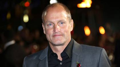 Woody Harrelson,  es uno de los grandes actores de esta generación y su currículum cuenta con créditos en más de 80 películas y series. Pero antes de ser una cotizada estrella de Hollywood, fue un niño que creció en Texas y tuvo que lidiar con un padre, que era un temido asesino a sueldo 