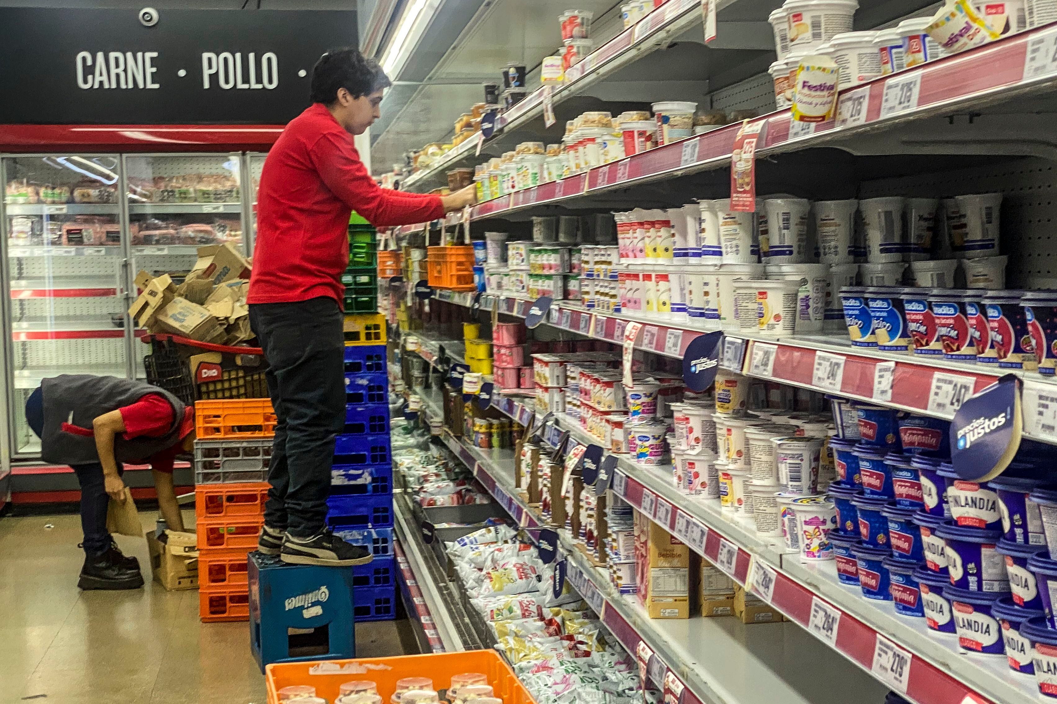 Empleados de un supermercado organizan productos en los estantes, en Buenos Aires (Argentina), en una fotografía de archivo. EFE/ Juan Ignacio Roncoroni 