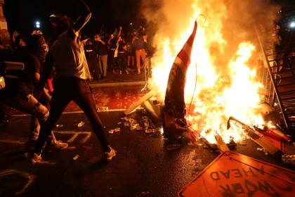 Manifestantes queman una bandera de los Estados Unidos durante las protestas del domingo a la noche en Washington.  REUTERS/Jonathan Ernst