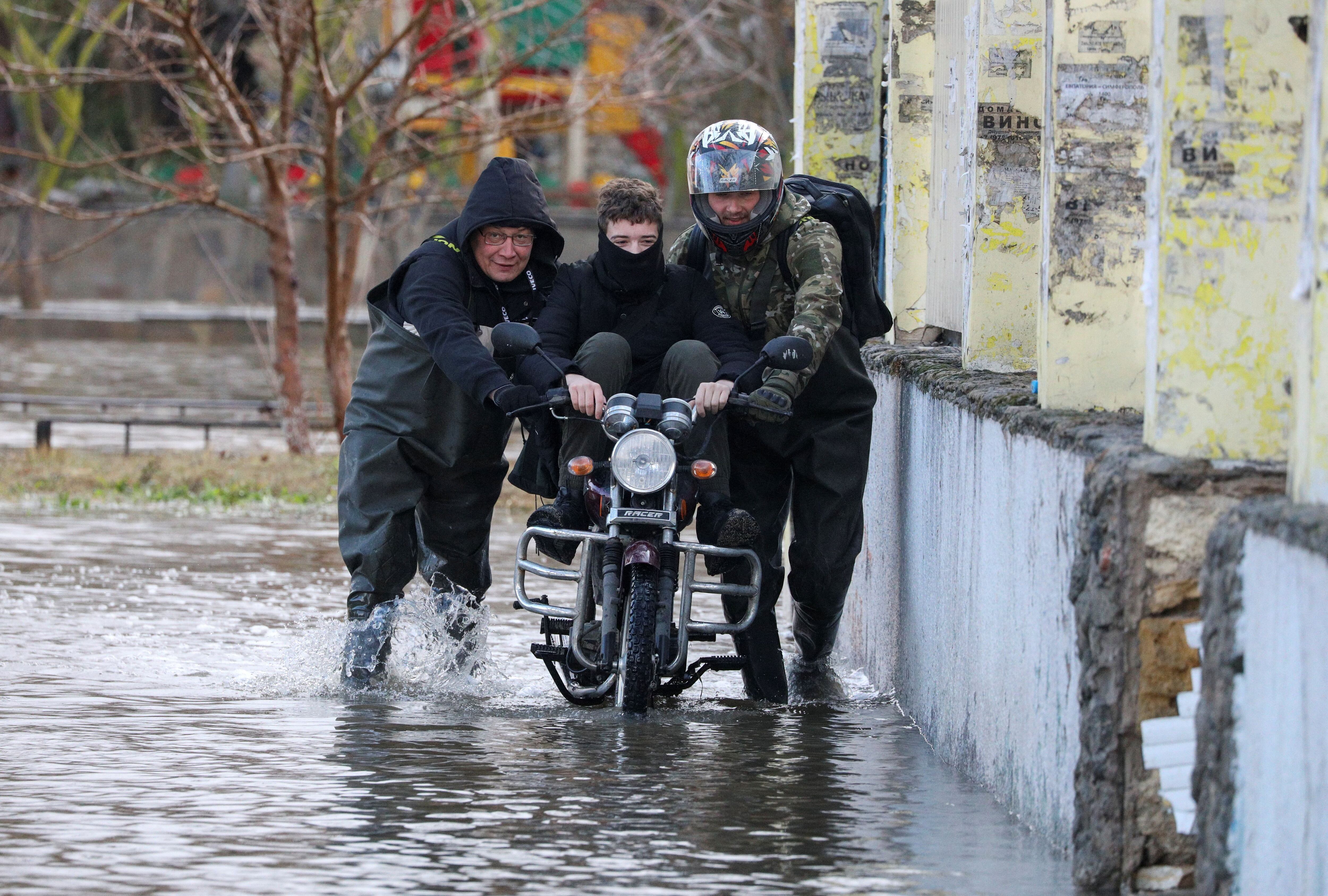 Las escenas de rescates sobre cualquier vehículo se vieron a varias calles de Yevpatoriya (REUTERS/Alexey Pavlishak)