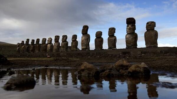 Los 887 moÃ¡is, las icÃ³nicas y mundialmente conocidas esculturas de piedra que hay en la isla, son su mayor seÃ±a de identidad
