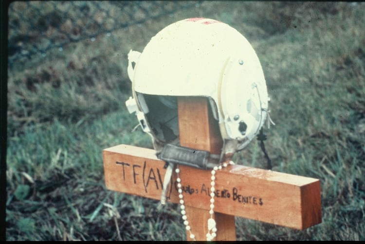 Tumba del Teniente de Navío Marco Benítez, aviador que murió en un accidente al regresar de una misión, el 3 de mayo.