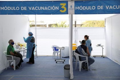 Trabajadores de salud administran dosis de la vacuna contra el COVID-19 en Santiago, Chile, en marzo de 2021 (REUTERS/Ivan Alvarado)