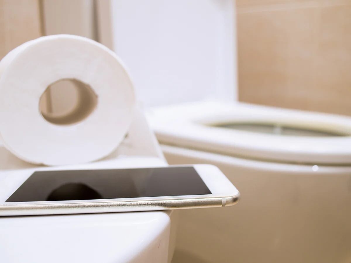 Por qué llevar el teléfono celular al baño es peligroso para la salud