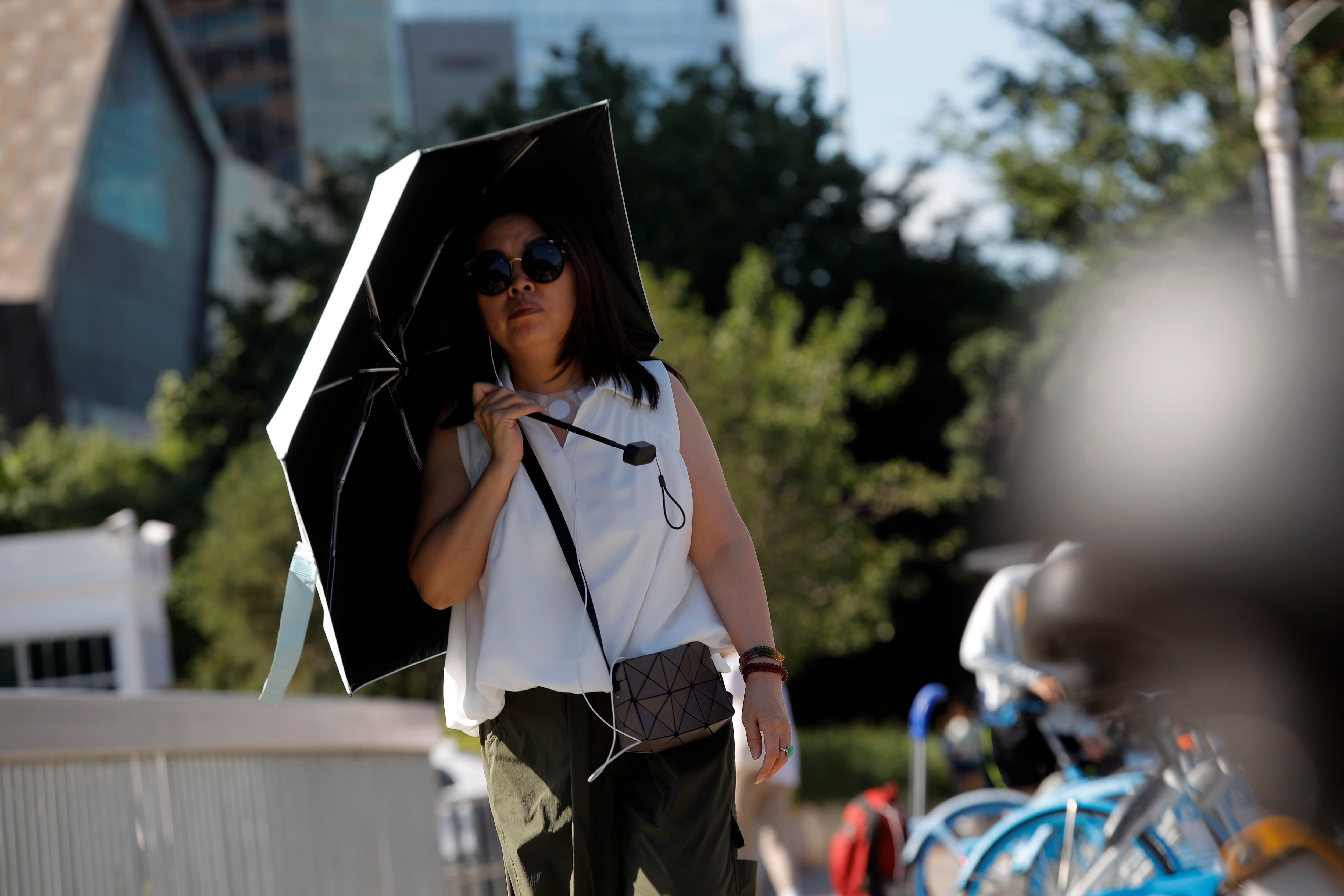 Una mujer se protege del sol con un paraguas en Beijing, China. EFE/EPA/WU HAO
