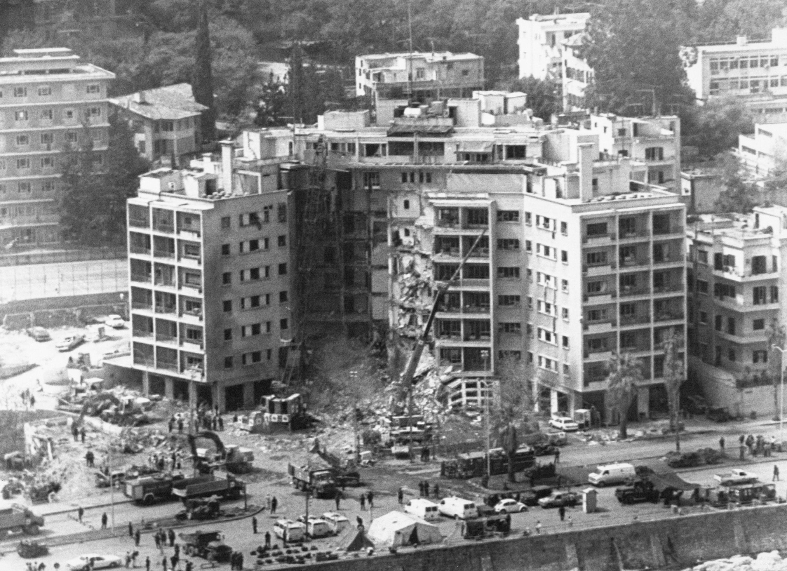 Los escombros de la embajada estadounidense en Líbano, tras el atentado terrorista de 1983.. (Bettmann archive)