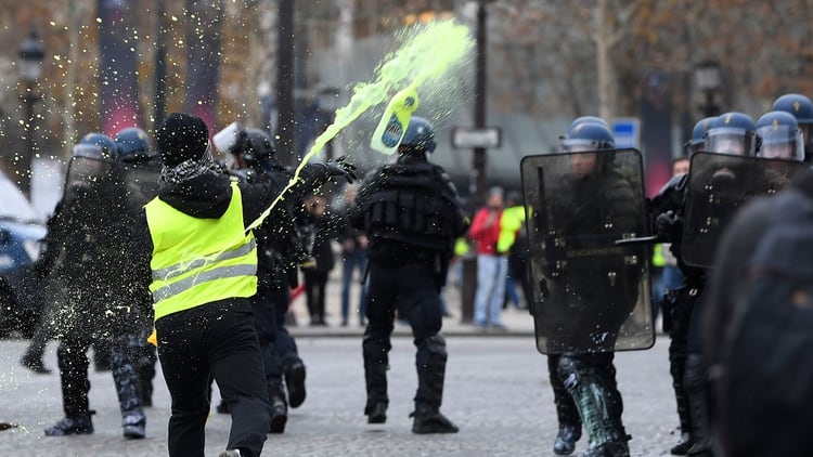 Un manifestante se enfrenta con la Policía de París (AFP)