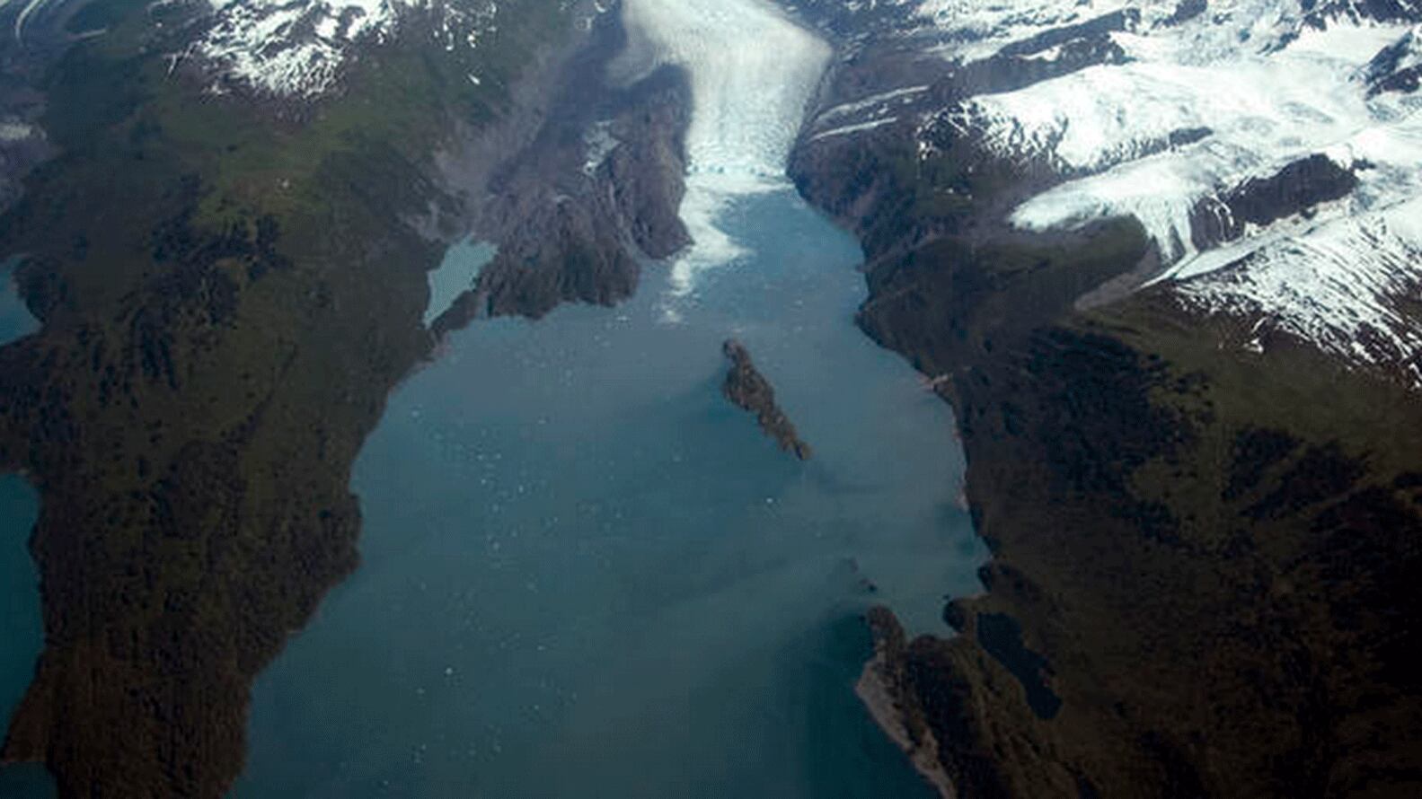 <p>Durante los 69 años transcurridos entre fotografías, el Glaciar Yale ha retrocedido aproximadamente 6 kilómetros, con la mayor parte de la retirada producida después de 1957</p> Bruce F. Molnia / USGS 163