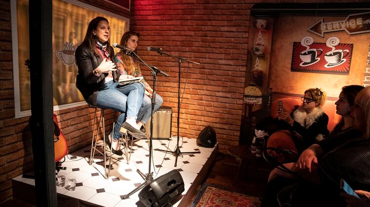 Carolina Duek y Tamara Tenenbaum, durante su exposición en el Warner Café (Fotos y video: Lihueel Althabe)