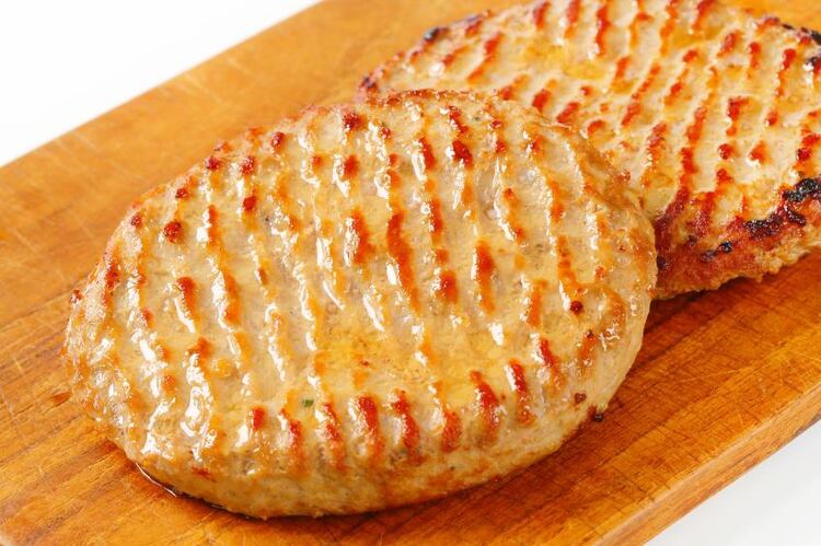 Para validar la eficacia de la nueva técnica, los investigadores analizaron 70 muestras de hamburguesas de pollo preparadas con un contenido diferente de materia grasa