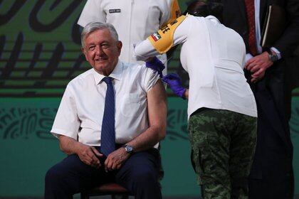 Imagen de archivo del presidente de México, Andrés Manuel López Obrador, mientras recibe la vacuna contra el COVID-19 en Palacio Nacional, en Ciudad de México. 20 de abril de 2021. REUTERS / Henry Romero