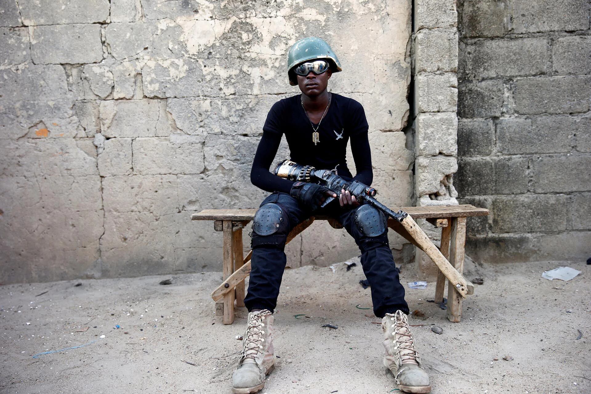 Adamu Mohammed, de 23 años, posa para una fotografía en un recinto de la ciudad de Maiduguri, al norte de Nigeria. El joven es miembro del grupo de milicias locales conocido como CJTF