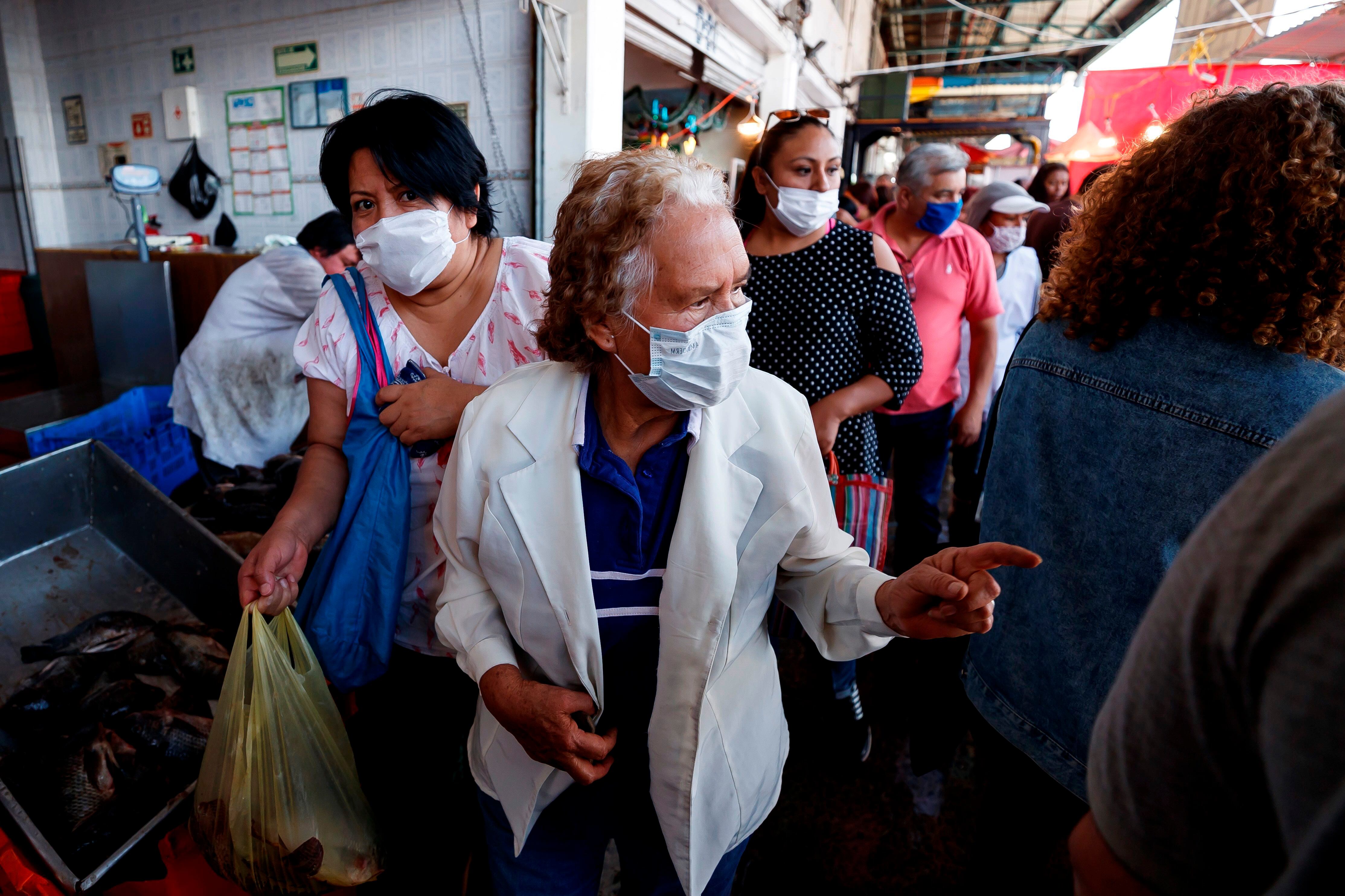 Personas realizan compras en un mercado de la Ciudad de México durante la pandemia de coronavirus en el país (Foto: EFE/ José Méndez)
