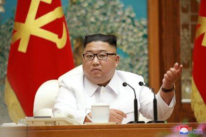 Kim Jong-un en una reunión de emergencia del politburó de Corea del Norte en Pyongyang, publicada el 25 de julio por la agencia de noticias local KCNA. KCNA via REUTERS 