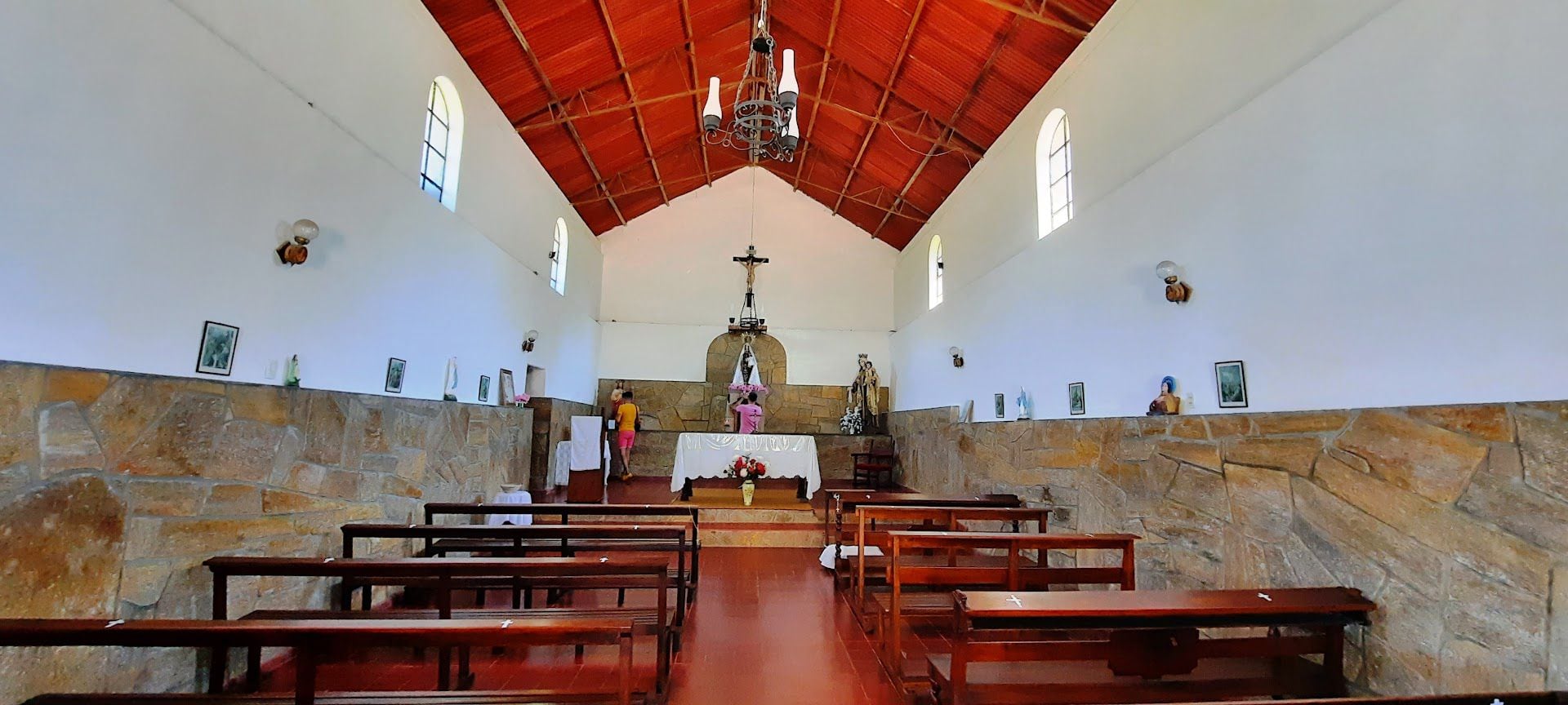La iglesia desde el interior: cada 16 de julio se realiza la procesión con desfile gauchesco para venerar a Nuestra Señora del Carmen