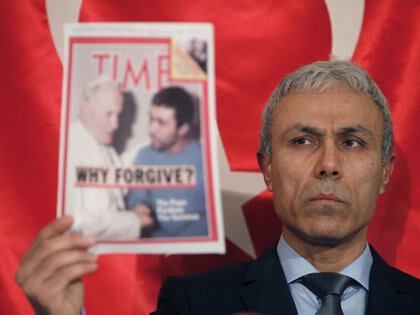 Ali Agca y una vieja tapa de la revista Time con la foto de aquella entrevista con el Papa en la cárcel y una pregunta impresa para la que el turco no tenía respuesta: “¿Por qué perdonar?”
