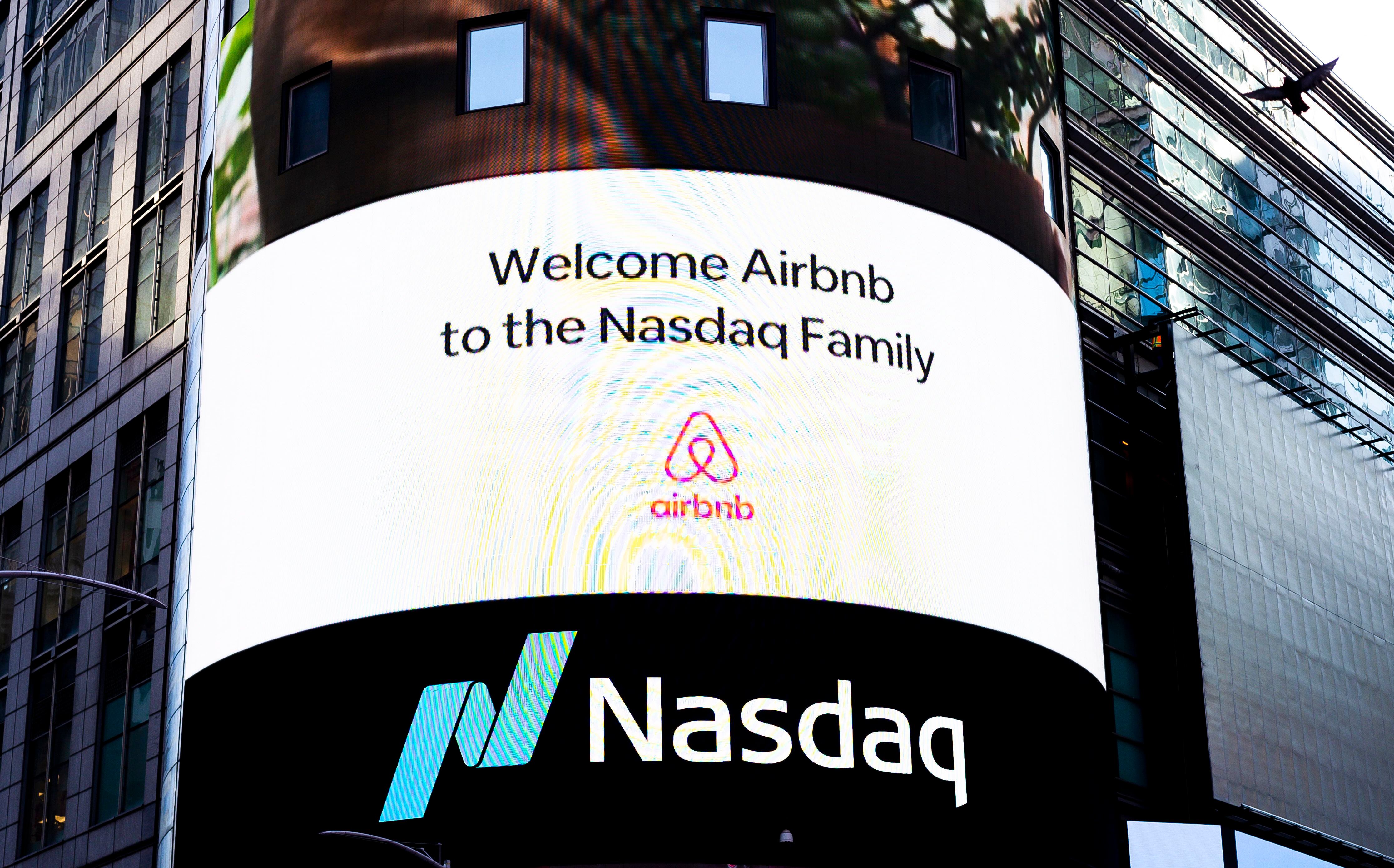 Fotografía de archivo en la que se registró un logo de Airbnb en una pantalla del indicador bursátil de la bolsa de valores neoyorquina Nasdaq, en una pantalla de Times Square, en Nueva York (NY, EE.UU.). EFE/Justin Lane