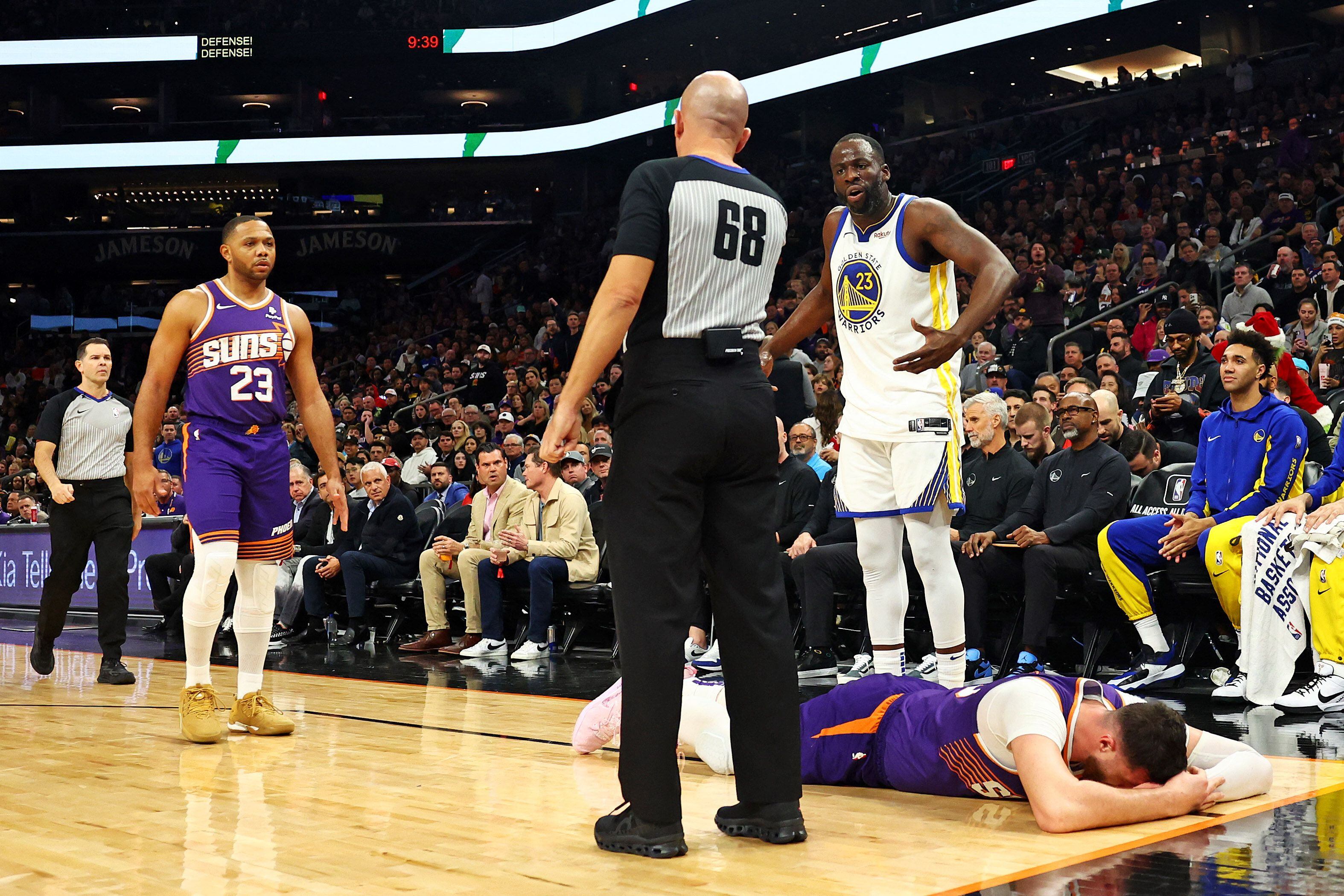 Instantes después del golpe de Draymond Green a Jusuf Nurkic (Mark J. Rebilas-USA TODAY Sports)