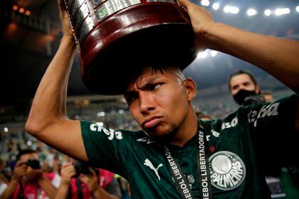 Rony de Palmeiras sostiene el trofeo sobre su cabeza hoy, luego de ganar la final de la Copa Libertadores contra Santos, en el estadio Maracaná de Río de Janeiro (Brasil). (Foto: Ricardo Morales/EFE) 

