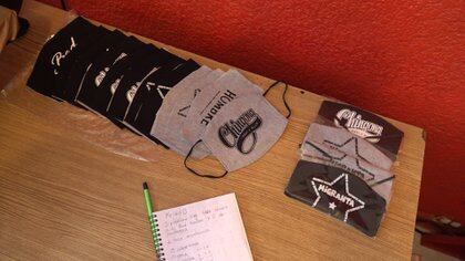 Cubrebocas hechos en el taller de Deportados Brand (Foto: Infobae México)