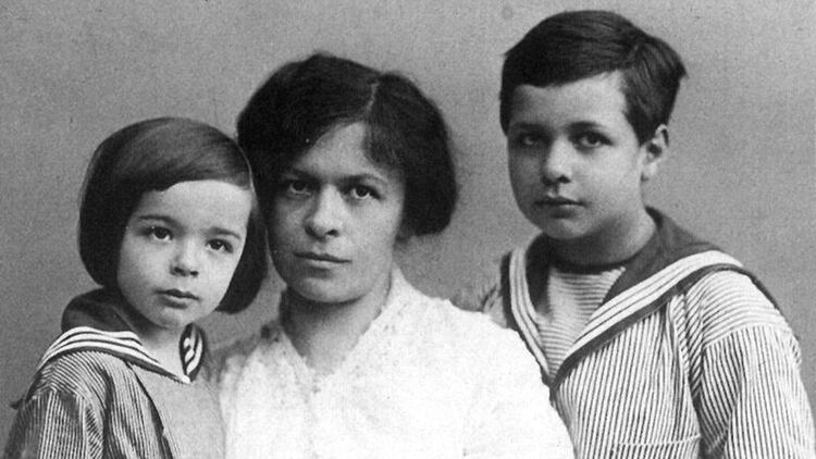 Mileva Maric junto a los hijos que tuvo con Einstein, Eduard y Hans Albert, alrededor de 1914