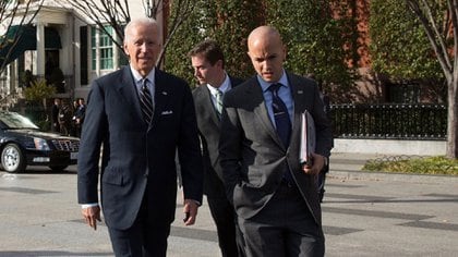 Juan González, asesor de política exterior de Joe Biden (Official White House Photo by David Lienemann) 