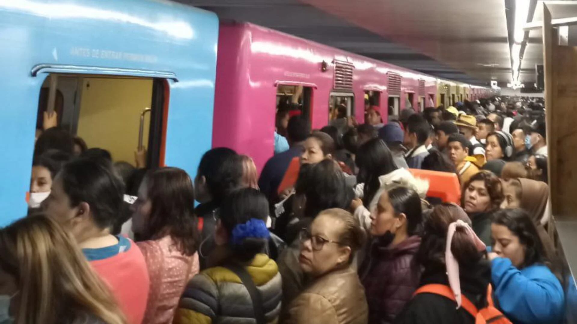 Metro y Metrobús CDMX hoy 26 de septiembre: desalojan tren por fallas en Línea 5 del Metro