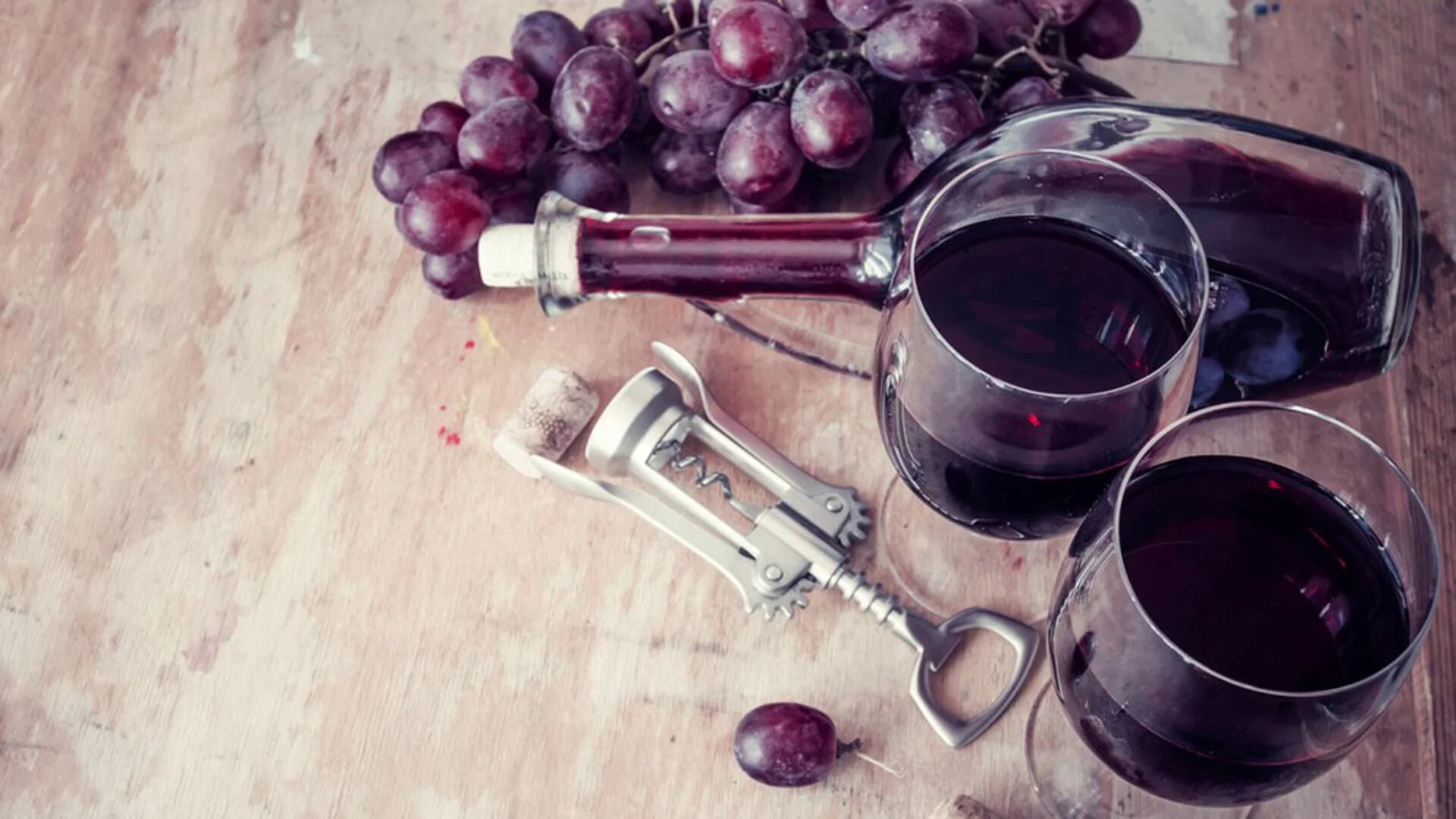 El vino después de descorchado puede aguantarse solo unos días abierto (Shutterstock)