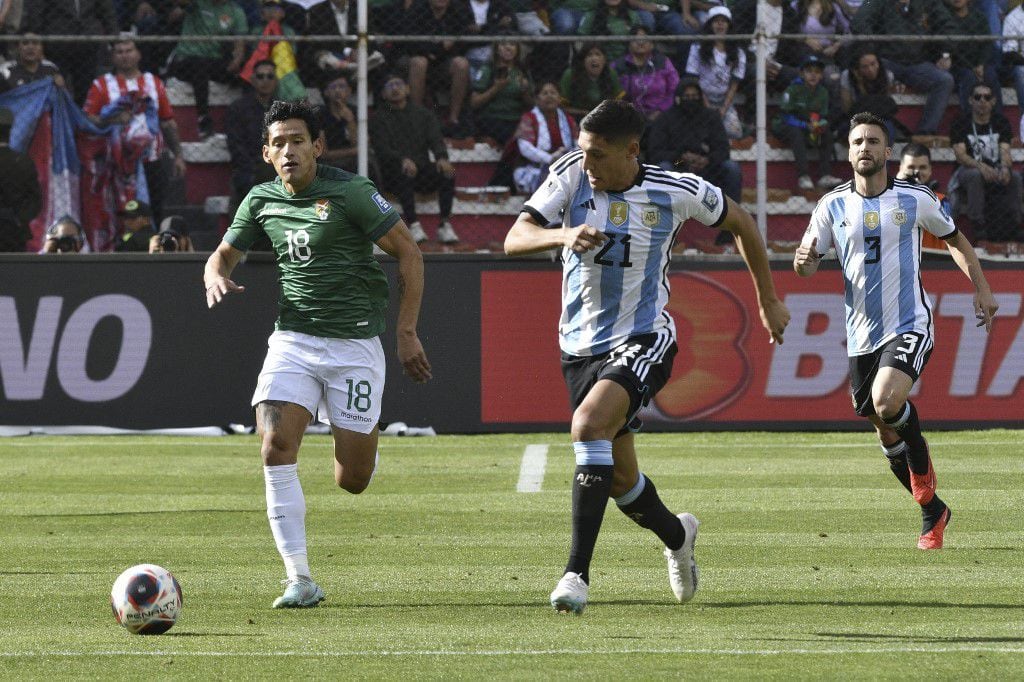 Nahuel Molina corre detrás de la pelota en el duelo ante Bolivia, en La Paz (AFP)
