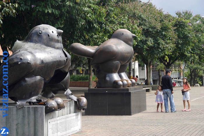 Los dos monumentos muestran el contraste que dejó la guerra en Colombia - crédito Museo Viztaz