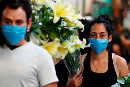 Comerciantes y compradores de flores asisten al Mercado de Jamaica (Foto: EFE/José Méndez)
