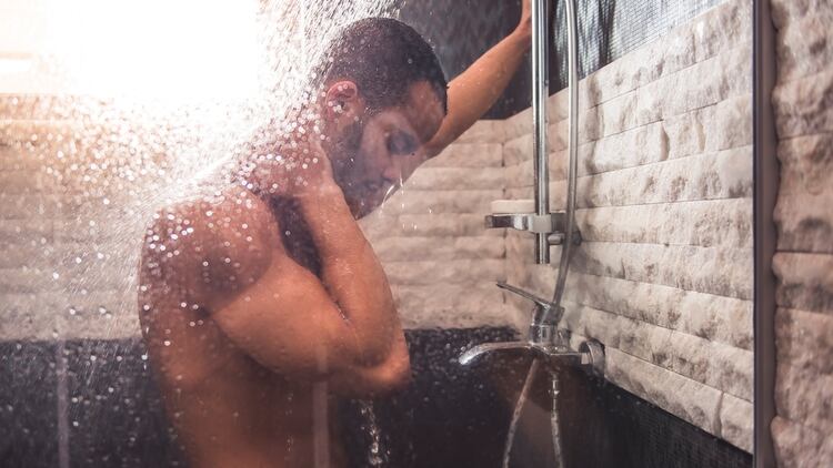  En la ducha, el acto en sí mismo permite enfocarse en el cuidado personal. El efecto del agua sobre la piel es una caricia que centra las atenciones únicamente en el cuerpo (Shutterstock)