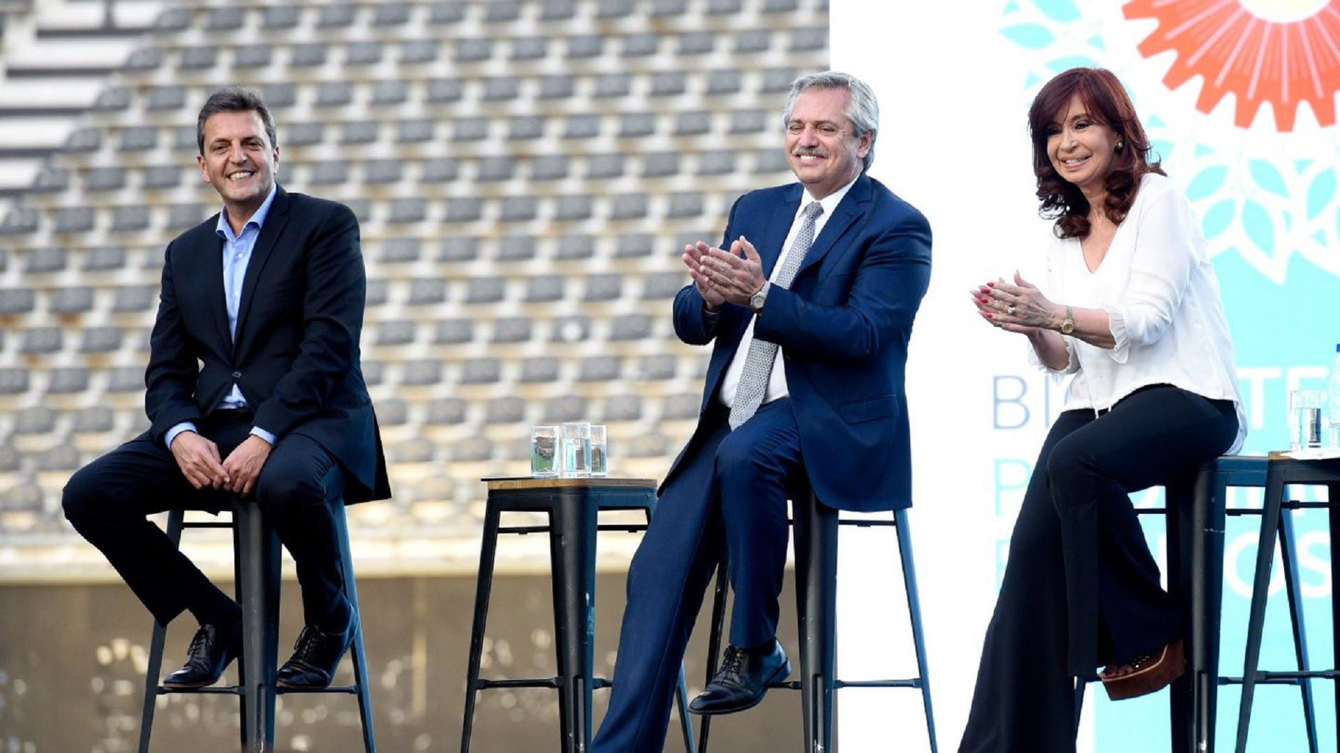 Otros tiempos políticos: Sergio Massa, Alberto Fernández y Cristina Kirchner sonriendo durante un acto partidario