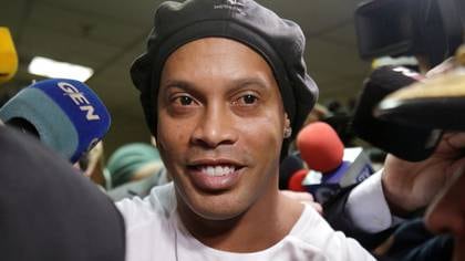 Ronaldinho cumple con una prisión domiciliaria en un hotel de Asunción (REUTERS)