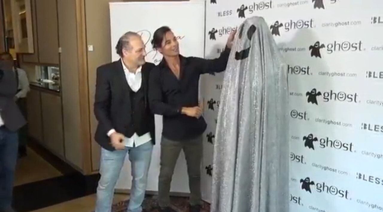 Julio Iglesias Jr. presentó públicamente a su nueva novia cubierta con una sábana