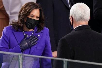 La vicepresidenta electa Kamala Karris y el vicepresidente saliente Mike Pence se saludan. REUTERS/Kevin Lamarque