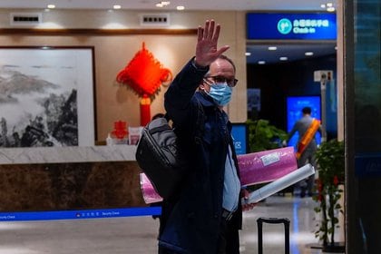 Peter Ben Embarek, miembro del equipo de la Organización Mundial de la Salud (OMS) encargado de investigar los orígenes de la enfermedad del coronavirus (COVID-19), saluda al llegar al aeropuerto para salir de Wuhan, en la provincia de Hubei, China, 10 de febrero de 2021. REUTERS/Aly Song