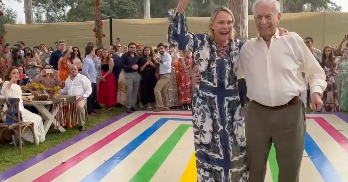 Mario Vargas Llosa celebrates his granddaughter’s wedding by dancing the huayno