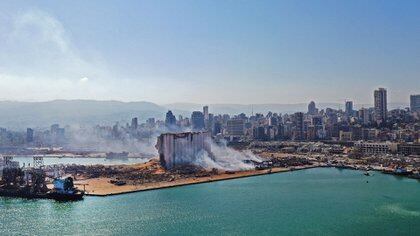 Una imagen tomada con un dron muestra los daños en el silo de granos del puerto de Beirut ( AFP)