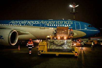 Horas antes de la Nochebuena, el avión de Aerolíneas Argentinas carga en el aeropuerto ruso de Sheremetievo, en Moscú, las primeras dosis de la vacuna Sputnik V contra el coronavirus. (Maria Eugenia Cerruti / Presidencia)