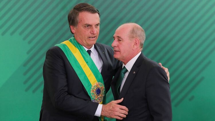 Jair Bolsonaro y el ministro de Defensa Fernando Azevedo e Silva (AFP)