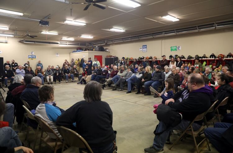 Ciudadanos participan en el caucus demócrata de Kellogg, Iowa, el lunes pasado (REUTERS/Brenna Norman/File Photo)