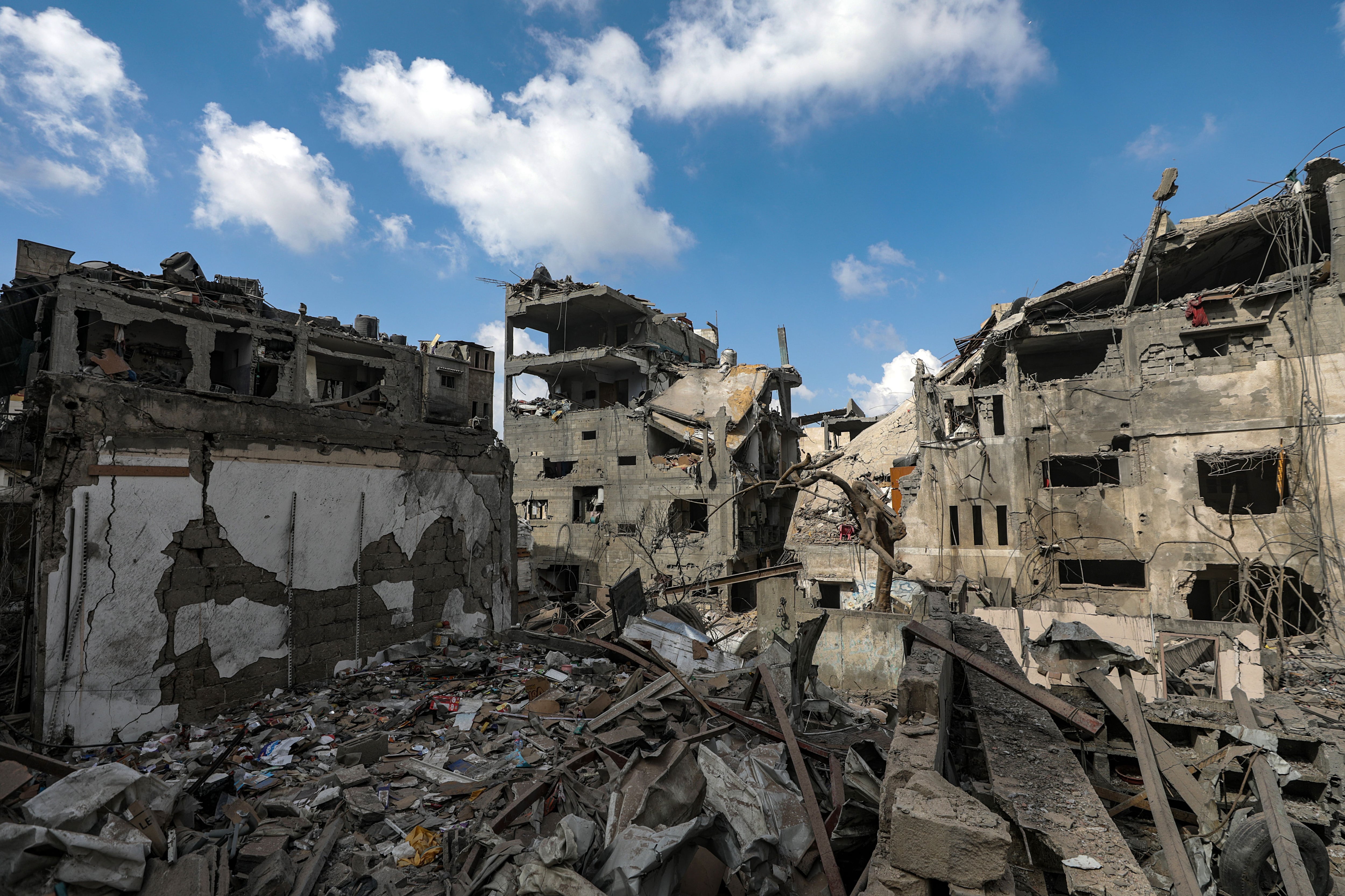 Casas destruidas tras un bombardeo israelí en el este de la ciudad de Gaza, este lunes. EFE/EPA/Mohammed Saber 