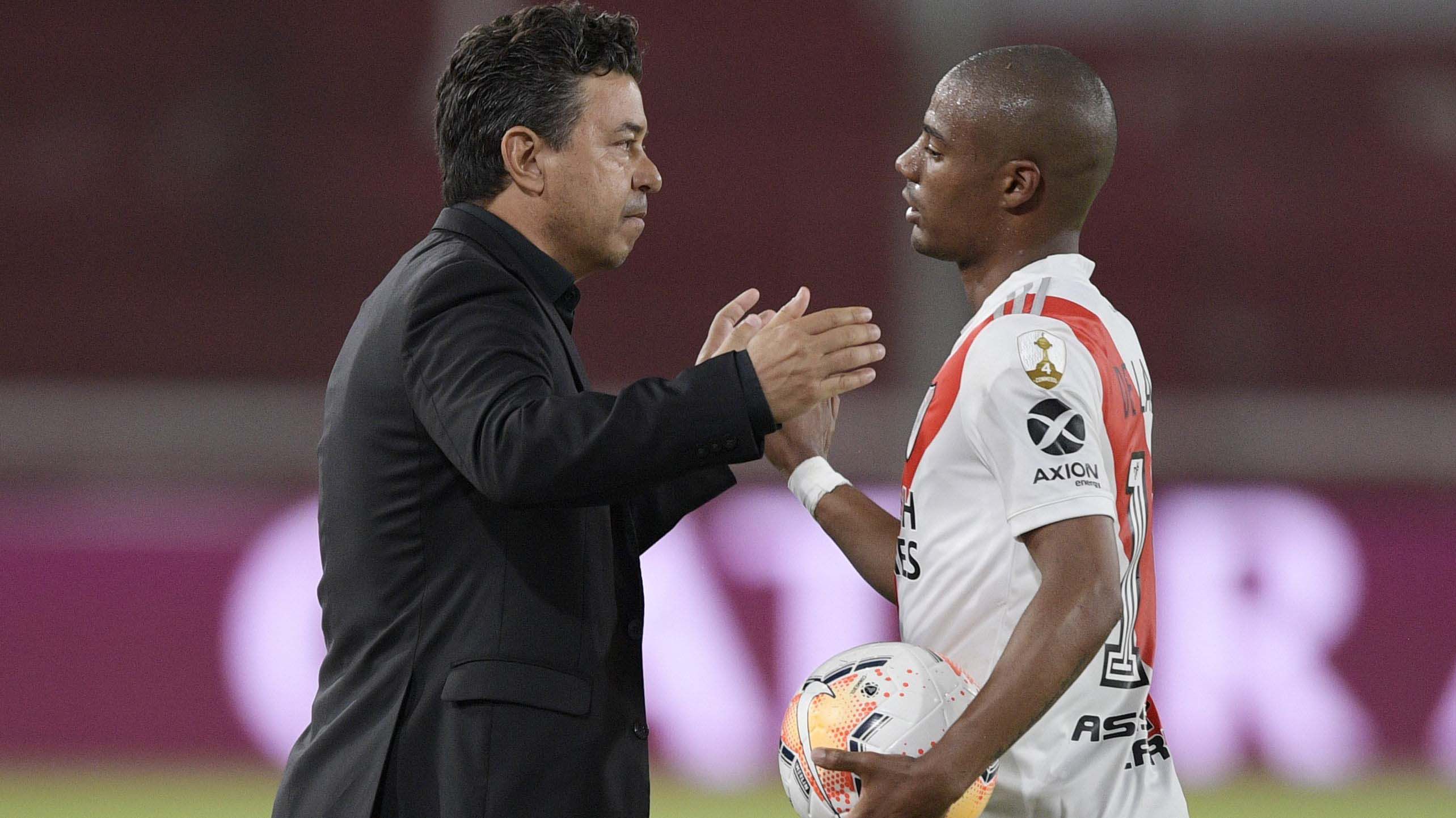 Fußball - Copa Libertadores - Achtelfinale - Rückspiel - River Plate v Athletico Paranaense - Estadio Libertadores de America, Buenos Aires, Argentinien - 1. Dezember 2020 Nicolas de la Cruz von River Plate feiert sein erstes Tor mit Marcelo Gallardo Pool über Reuters/Juan Mabromata