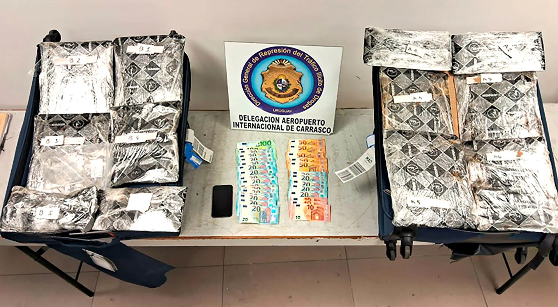 Las valijas tenían un doble fondo, que escondían 6,5 kilogramos de cocaína (Ministerio del Interior de Uruguay)