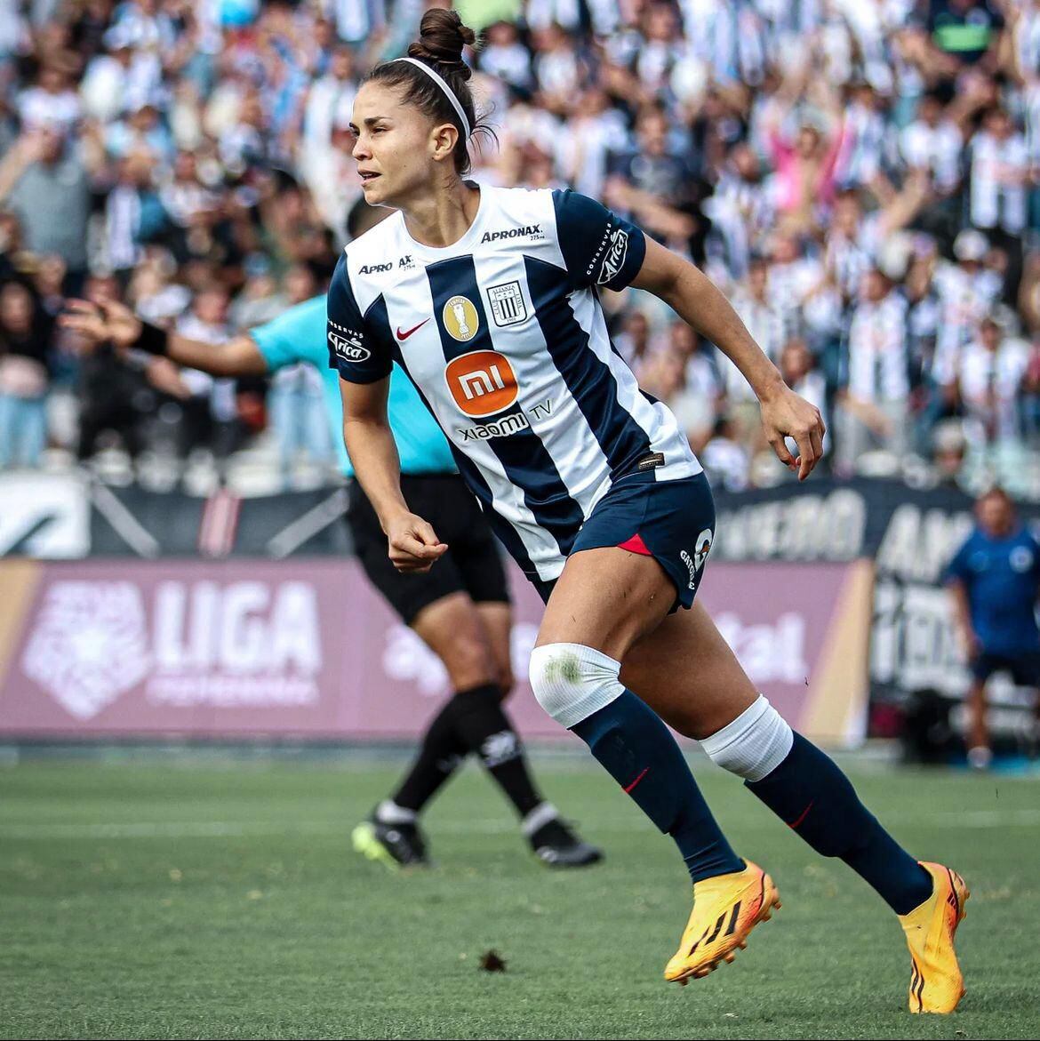 Adriana Lúcar celebrando con la camiseta de Alianza Lima (Instagram)