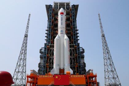 El cohete Long March-5B Y2, que transporta el módulo central de la estación espacial china Tianhe, en la plataforma de lanzamiento del Centro de Lanzamiento Espacial Wenchang en la provincia de Hainan. Fuera de control, los restos del artefacto podrían caer en varias zonas aún no especificadas (Reuters)
