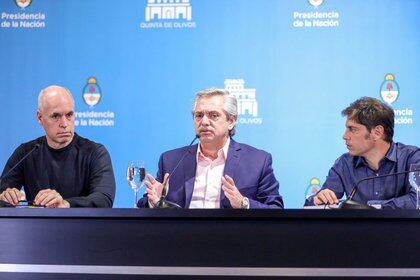 Alberto Fernández, con Horacio Rodríguez y Axel Kicillof: busca una ley para darle más sustento a las nuevas restricciones sanitarias